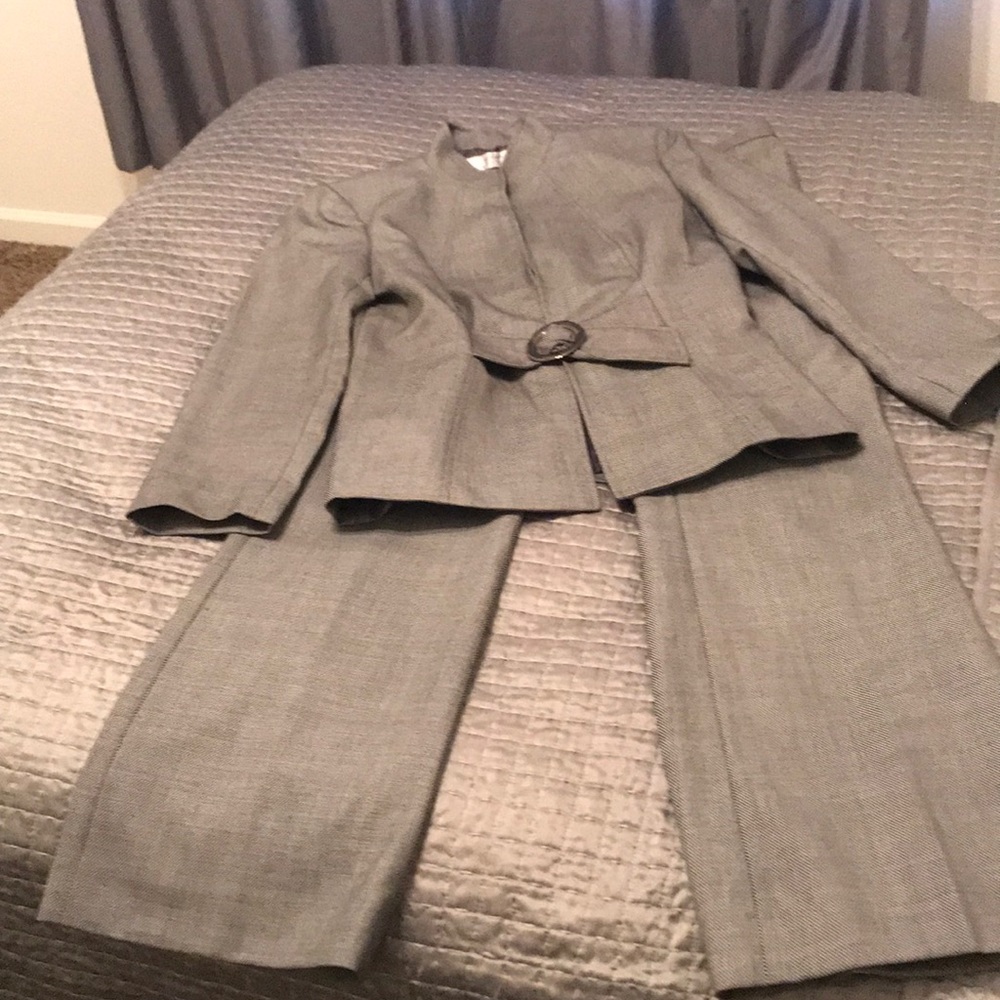 Tahari Suit size 10
